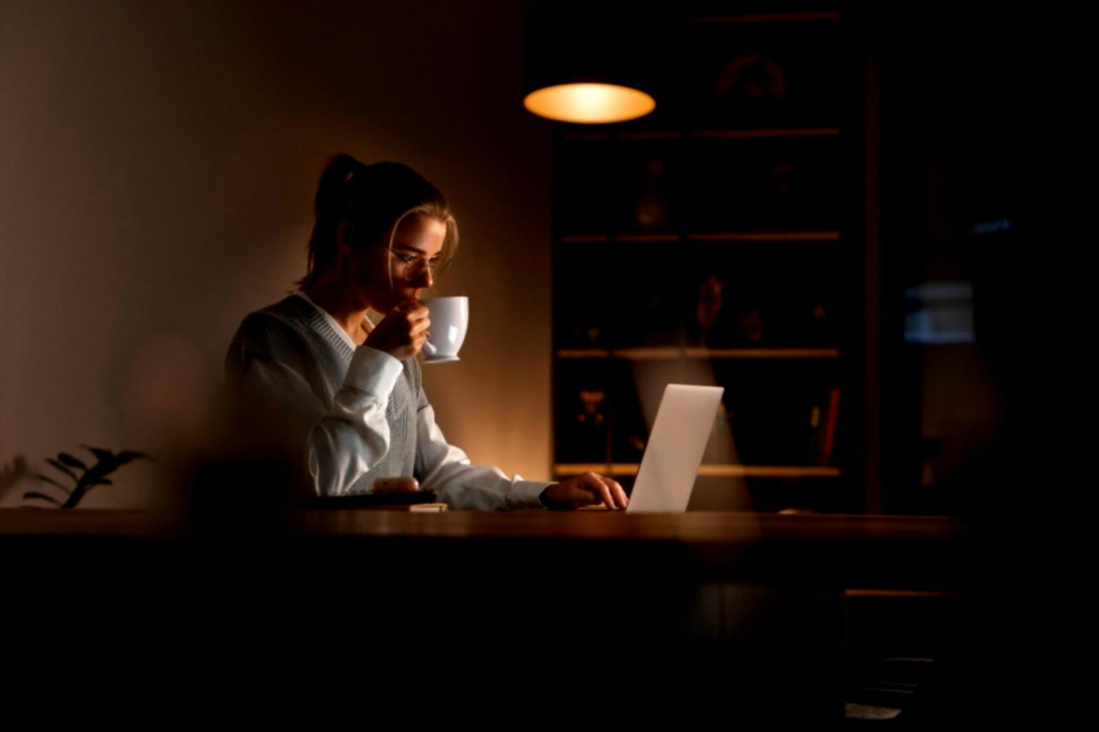 Équipe orathenvilo analysant des données financières dans nos bureaux de Brest